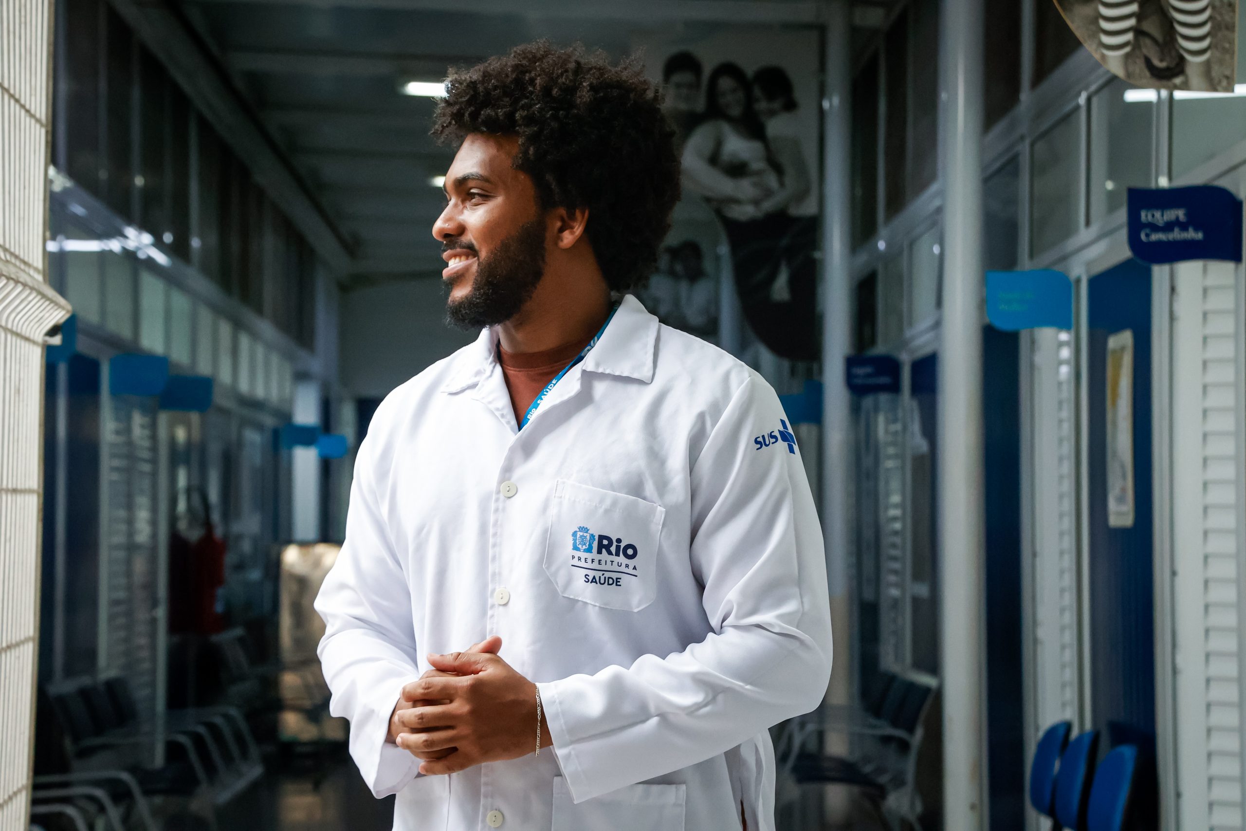 Criado em comunidade carente, profissional de clínica da família é exemplo para outros jovens. Crédito das fotos: Edu Kapps / SMS